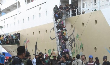 Penumpang turun dari kapal Pelni Labobar asal Balikpapan, Kalimantan Timur, di Terminal Gapura Surya Nusantara, Pelabuhan Tanjung Perak, Surabaya (ilustrasi)