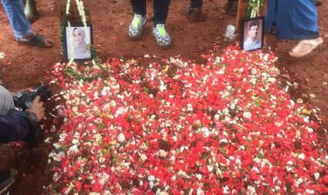 Makam Vanessa Angel dan Bibi Ardiansyah.