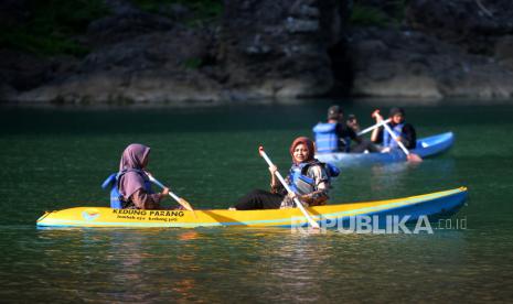 Wisatawan bermain kano di Sungai Oya, Wisata Alam Kedungjati, Bantul, Yogyakarta. Dishub Kabupaten Bantul menambah 4 pos pantau di jalur wisata Bantul.