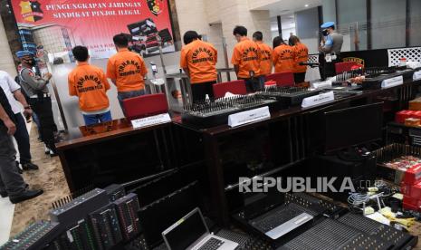 Sejumlah tersangka dan barang bukti ditunjukkan saat rilis kasus pinjaman online ilegal di kantor Bareskrim Mabes Polri, Jakarta, Jumat (15/10/2021). Direktorat Tindak Pidana Ekonomi Khusus (Dittipideksus) Bareskrim Polri berhasil mengungkap jaringan pinjaman online ilegal dengan menangkap 7 tersangka di wilayah Ibu Kota. 