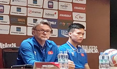 Pelatih timnas Vietnam Philippe Troussier (kiri) di Stadion Utama Gelora Bung Karno, Jakarta, Rabu (20/3/2024). 