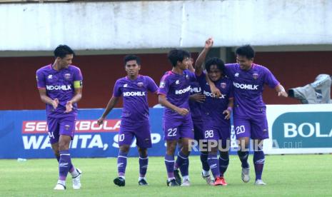 Pemain tengah Persita Taufiq melakukan selebrasi usai mencetak gol ke gawang Bali United saat pertandingan lanjutan Piala Menpora 2021 di Stadion Maguwoharjo, Sleman, Yogyakarta, Jumat (2/4). Pada pertandingan ini berakhir imbang 1-1. Dan Bali United memastikan lolos ke fase berikutnya.