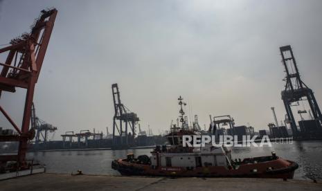 Kapal tunda bersandar di terminal penumpang dengan latar belakang deretan peti kemas di Pelabuhan Tanjung Priok, Jakarta, Minggu (17/10/2021). Subholding PT Pelindo Jasa Maritim (SPJM) menyiagakan 297 unit kapal pelabuhan untuk menyambut lonjakan lalu lintas laut pada periode mudik Lebaran tahun ini.