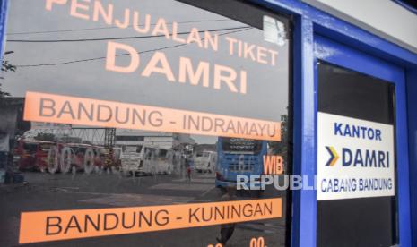 Bus DAMRI terparkir di Terminal Cicaheum, Kota Bandung