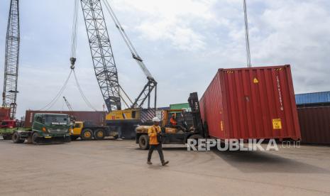 Pekerja melakukan aktivitas bongkar muat di Pelabuhan Batuampar, Batam, Kepulauan Riau, Rabu (3/2/2021). 