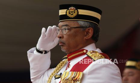 Raja Malaysia Sultan Abdullah Sultan Ahmad Shah memberikan hormat pada upacara Pasukan Warna, yang diadakan bertepatan dengan hari nasional perayaan ulang tahun Raja Malaysia pada tanggal 09 September; di Putrajaya, Malaysia, 12 September 2019 (diterbitkan kembali 12 Januari 2021). Menurut pemberitaan media pada 12 Januari lalu, Raja Malaysia menyatakan keadaan darurat di negaranya sebagai upaya untuk menghentikan penyebaran pandemi penyakit COVID-19. Keadaan darurat akan berlangsung hingga 01 Agustus, tetapi dapat dicabut lebih awal jika tingkat infeksi menurun.