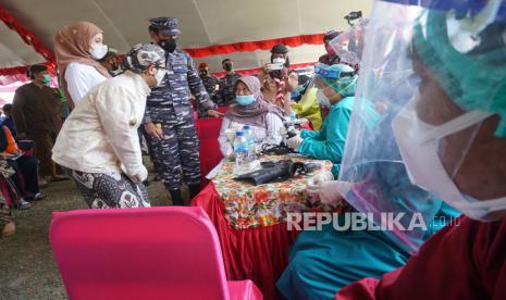 Pangilma Koarmada II Laksda TNI Iwan Isnurwanto (ketiga kiri) didampingi Bupati Trenggalek Moch Nur Arifin (kiri) meninjau pelaksanaan kegiatan Serbuan Vaksinasi  COVID-19 di Stadion Menak Sopal, Trenggalek, Jawa Timur, Selasa (31/8/2021). Serbuan vaksinasi COVID-19 yang difasilitasi TNI AL  itu menargetkan 30 ribu peserta mulai dari usia 12 tahun yang tersebar Stadion Menak Sopal, tiga pondok pesantren dan 20 puskesmas se-Kabupaten Trenggalek. 