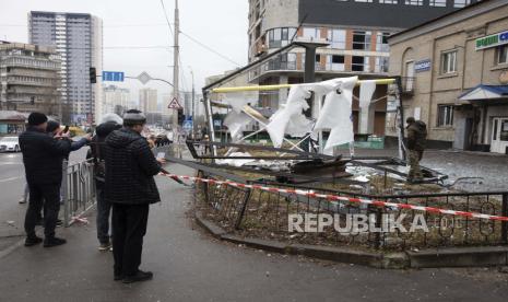  Orang-orang memeriksa konsekuensi dari penembakan Rusia di Kyiv, Ukraina, Kamis, 24 Februari 2022. Pasukan Rusia telah meluncurkan serangan yang diantisipasi ke Ukraina. Ledakan besar terdengar sebelum fajar di Kyiv, Kharkiv dan Odesa ketika para pemimpin dunia mengecam dimulainya invasi Rusia yang dapat menyebabkan korban besar dan menggulingkan pemerintah Ukraina yang terpilih secara demokratis.