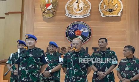 Komandan Pusat Polisi Militer (Danpuspom) TNI Laksamana Muda (Laksda) Edwin saat konferensi pers di Puspen TNI, Jakarta Timur, Jumat (21/4/2023). Ia menyebut pihaknya telah mengerahkan tim investigasi terkait perkelahian antara oknum TNI AD dengan polisi di Kota Kupang, Nusa Tenggara Timur, Rabu lalu.