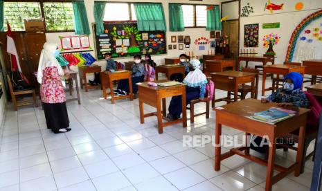 Siswa mengikuti pembelajaran tatap muka (PTM) sebelum tes Swab antigen di SD Negeri Samirono, Yogyakarta, Kamis (21/10). Tes Swab antigen untuk guru dan murid ini untuk mengetahui kesehatan siswa dan guru saat uji coba pembelajaran tatap muka (PTM). Tes ini diadakan acak di beberapa sekolah di Yogyakarta.