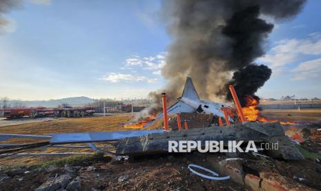 Api berkobar saat pesawat penumpang Jeju Air 7C2216 jatuh di Bandara Internasional Muan di Muan, Korea Selatan, Ahad (29/12/2024).