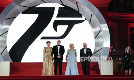 Pangeran Charles dari Inggris, dari kanan tengah, istrinya Camilla the Duchess of Cornwall, Pangeran William dari Inggris dan istrinya Kate the Duchess of Cambridge berpose untuk fotografer pada saat kedatangan untuk pemutaran perdana dunia film baru dari franchise James Bond 