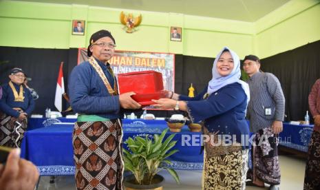 Bupati Sleman, Kustini Sri Purnomo, menerima uba rampe (perlengkapan) labuhan Merapi dari utusan Sri Sultan Hamengkubuwono X, dalam upacara serah terima uba rampe labuhan Merapi yang digelar di kantor Kapanewon Cangkringan, Selasa (21/2). 