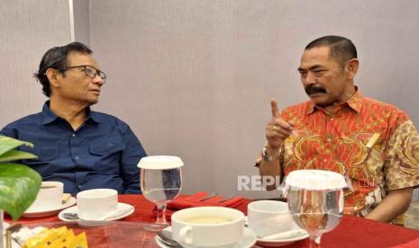 Cawapres Mahfud MD gelar pertemuan dengan Ketua DPC PDIP Kota Solo FX Hadi Rudyatmo. Mahfud MD mengaku mendapat pesan yang sangat penting dari FX Rudy untuk dicatat.