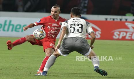 Pesepak  bola Persija Jakarta Riko Simanjuntak (kiri) 