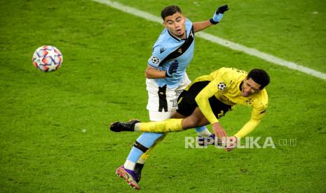  Andreas Pereira (kiri) dari Lazio beraksi melawan Jude Bellingham (kanan) dari Dortmund selama pertandingan sepak bola grup F Liga Champions UEFA antara Borussia Dortmund dan SS Lazio di Dortmund, Jerman, 02 Desember 2020.