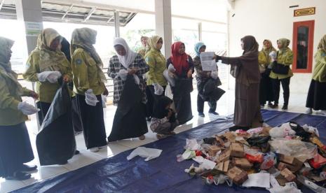 Latih Memilah Sampah, Dosen ITB Gelar Lomba di Desa Sayang, Sumedang