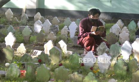 Orang yang meninggal syahid akan disaksikan malaikat. Ilustrasi makam orang meninggal