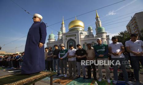  Seorang mufti dan Muslim lainnya berdoa di luar Masjid Katedral Moskow selama perayaan Idul Adha, atau Festival Kurban, di Moskow, Rusia, Sabtu, 9 Juli 2022. Di seluruh dunia, umat Islam akan menandai akhir dari haji bersama Idul Adha. Liburan memperingati kesediaan Nabi Ibrahim untuk mengorbankan putranya Ismail atas permintaan Tuhan. Muslim secara tradisional menyembelih domba dan sapi, membagi daging di antara yang membutuhkan, teman dan kerabat.