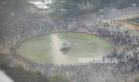 Seorang jurnalis dianiaya dan dirampas alat kerjanya saat meliput aksi demonstrasi menolam UU Cipta Kerja. Foto situasi pengunjuk rasa yang menolak pengesahan Undang-Undang Cipta Kerja berdemonstrasi di Bundaran Patung Kuda Arjuna Wijaya, Jalan Medan Merdeka Barat, Jakarta, Kamis (8/10/2020). Unjuk rasa tersebut berakhir ricuh dan mengakibatkan sejumlah fasilitas umum rusak.  (ilustrasi)