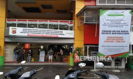 Sebuah pengumuman besar berisi ketentuan pengunjung di pasang di pintu Balubur Town Square (Baltos) Jalan Tamansari, Kota Bandung, Ahad (8/8). Di masa PPKM Level 4 pasar tradisional dan modern diperbolehkan buka dengan ketentuan 50 persen pengunjung dari kapasitas normal, penerapan prokes dan pedagang serta pengunjung yang masuk sudah divaksin.