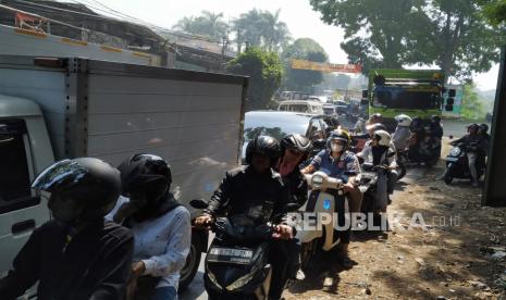 Kemacetan lalu lintas di jalan utama Bandung menuju Lembang, Jalan Raya Lembang, Kabupaten Bandung Barat, Jumat (2/6/2023). Kemacetan lalu lintas disebabkan tingginya volume kendaraan yang menuju sejumlah kawasan wisata di Lembang, saat momentum liburan ini. Dalam kondisi tertentu petugas lalu lintas melakukan sistem buka tutup satu arah.