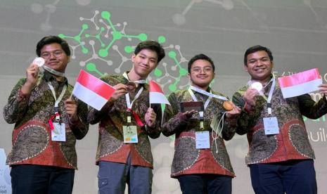 Pelajar Indonesia Bawa Pulang Empat Medali Perunggu dari Ajang Olimpiade Kimia Internasional 2024