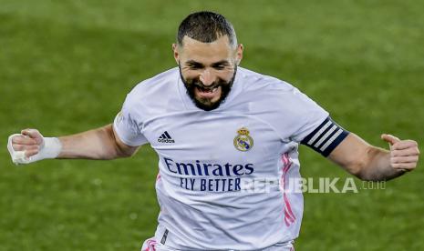 Karim Benzema dari Real Madrid merayakan setelah mencetak gol kedua timnya dalam pertandingan sepak bola La Liga Spanyol antara Alaves dan Real Madrid di stadion Mendizorroza di Vitoria, Spanyol, Sabtu, 23 Januari 2021. 