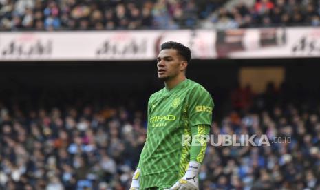 Penjaga gawang Manchester City Ederson belum bisa memperkuat Manchester City saat menghadapi Aston Villa dalam lanjutan Liga Primer Inggris