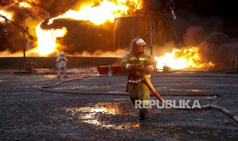  Petugas pemadam kebakaran bekerja di lokasi pembakaran tank setelah penembakan depot minyak oleh pasukan Ukraina di Shakhtarsk, Republik Rakyat Donetsk, Ukraina timur, Kamis, 27 Oktober 2022.