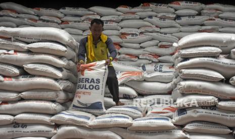 Pekerja mengangkut beras di Gudang Baru Bulog Cisaranten Kidul, Gedebage, Kota Bandung, Senin (30/1/2023). Presiden Joko Widodo (Jokowi) menyebut harga beras tengah mengalami kenaikan di semua provinsi. 