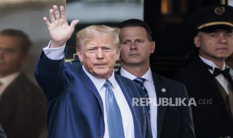  Mantan presiden AS Donald J. Trump (Tengah) meninggalkan Trump Tower dalam perjalanan ke kantor Jaksa Agung New York Letitia James untuk deposisi terkait gugatan perdata di New York, New York, AS, Kamis (13/4/2023). Gugatan tersebut menyatakan bahwa Trump, anak-anaknya, dan Organisasi Trump telah memberikan laporan keuangan palsu selama bertahun-tahun kepada pemberi pinjaman dan mitra bisnis dan dilaporkan berupaya melarang Organisasi Trump beroperasi di negara bagian tersebut. Dalam kasus terpisah, Trump secara pribadi didakwa minggu lalu oleh dewan juri Manhattan atas 34 tuduhan kejahatan.