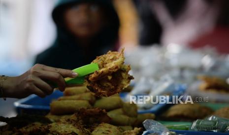 Warga membeli gorengan untuk buka puasa di kawasan Bantarjati, Kota Bogor, Jawa Barat, Kamis (23/3/2023). Pedagang musiman selama bulan Ramadan tersebut menjual berbagai menu takjil seperti kolek, mie glosor, sate cungkring, es buah dan berbagai macam gorengan, yang dijual mulai dari harga Rp 2.000 hingga Rp 10.000.