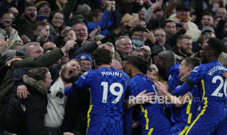 Para pemain Chelsea merayakan dengan penggemarnya setelah bek Chelsea Thiago Silva mencetak gol kedua timnya selama pertandingan sepak bola Liga Primer Inggris antara Chelsea dan Tottenham Hotspur di Stadion Stamford Bridge di London, Inggris, Ahad, 23 Januari 2022.