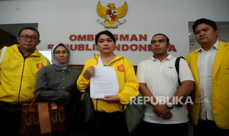 Kedua orang tua Almarhum M Hasya Attalah didampingi kuasa hukum keluarga Hasya Gita Paulina (tengah) tiba Kantor Ombudsman RI,Kuningan, Jakarta, Selasa (31/1/2023). Kedatangan mereka untuk melaporkan polres Jakarta Selatan dan pihak yang menerbitkan visum et repertum ke ombudsman RI atas dugaan  maladministrasi. Almarhum M Hasya Atallah Syaputra merupakan korban yang ditabrak pensiunan Polri namun menjadi tersangka.