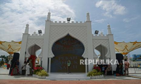 Peserta santri mengikuti lomba tahfidz atau menghafal ayat suci Al Quran pada kegiatan Pekan Anak Saleh Aceh Ramadhan Festival di Masjid Raya Baiturrahman, Banda Aceh, Aceh, Ahad (31/3/2024). 