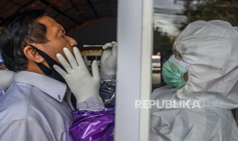 Petugas medis mengambil sampel dahak seorang Aparat Sipil Negara (ASN) pada Rapid dan Swab Test massal di Posko Gugus Tugas COVID-19 Sulawesi Tengah di Palu, Rabu (3/6/2020). Tes massal itu untuk mendeteksi dini COVID-19 bagi ASN, terutama yang akan melakukan perjalanan dan ibu hamil untuk mencegah penyebaran virus corona