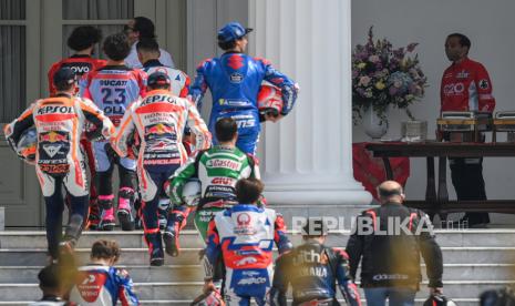 Presiden Joko Widodo (kanan) menerima sejumlah pembalap MotoGP sebelum parade di Istana Merdeka, Jakarta, Rabu (16/3/2022). Parade tersebut merupakan bentuk apresiasi atas kerja keras Pemerintah dalam mempersiapkan pagelaran MotoGP Mandalika pada 18-20 Maret 2022. 