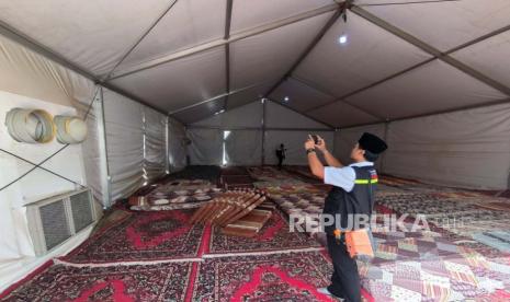 Berbagai infrastruktur dan fasilitas untuk jamaah haji wukuf di padang Arafah masih terus diperbaiki para pekerja sebelum puncak ibadah haji pada 9 Dzulhijah 1444 Hijriyah. Jumat (16/6/2023).