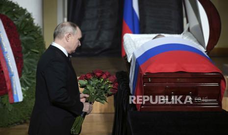 Presiden Rusia Vladimir Putin memberikan penghormatan terakhirnya kepada Ketua Mahkamah Agung Rusia Vyacheslav Lebedev saat upacara perpisahan di Moskow, Rusia, Rabu, (28/2/2024). 