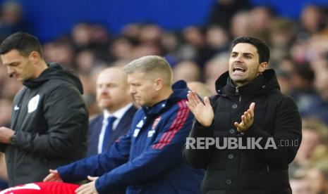 Manajer Arsenal Mikel Arteta (kanan) bereaksi pada pertandingan sepak bola Liga Premier Inggris antara Everton dan Arsenal di Goodison Park di Liverpool, Inggris,  Sabtu (4/2/2023).