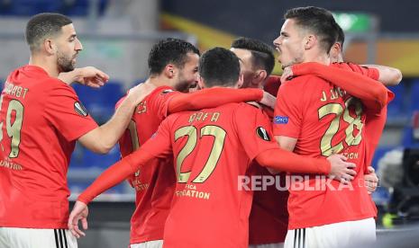  Pizzi (kanan) Benfica merayakan bersama rekan satu timnya setelah mencetak gol 1-0 selama pertandingan leg pertama babak 32 besar Liga Europa UEFA antara Benfica Lisbon dan Arsenal London di stadion Olimpico di Roma, Italia, 18 Februari 2021.