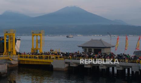 Pemudik bersepeda motor antre memasuki kapal pada H-5 Idul Fitri 1445 H di dermaga Pelabuhan Gilimanuk, Jembrana, Bali, Jumat (5/4/2024). Puncak arus mudik Lebaran 2024 melalui Pelabuhan Gilimanuk, Bali menuju Pelabuhan Ketapang, Jawa Timur diperkirakan terjadi pada Sabtu (6/4) hingga Ahad (7/4). 