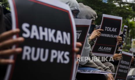 Massa yang tergabung dalam Aliansi Rakyat Menggugat melakukan aksi unjuk rasa di Taman Vanda, Bandung, Jawa Barat, Kamis (2/7). Mereka meminta pembahasan RUU P-KS dilanjutkan, menarik Omnibus Law dan memberikan pendidikan gratis selama pandemi COVID-19. 