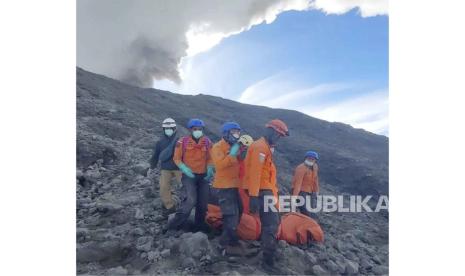 Evakuasi korban di lereng Marapi, Sumatra Barat.