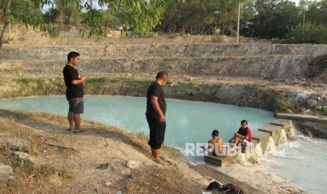 Sejumlah pengunjung sedang menikmati aliran air panas di objek wisata Banyu Panas di desa Palimanan Barat Kecamatan Gempol Cirebon, Jawa Barat, Ahad (17/6).