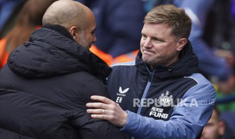  Pelatih Manchester City Pep Guardiola (kanan) berpelukan dengan pelatih Newcastle Eddie Howe pada pertandingan sepak bola Liga Premier Inggris antara Manchester City dan Newcastle, di stadion Etihad di Manchester, Inggris, Sabtu (4/3/2023).