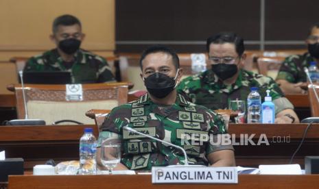 Panglima TNI Jenderal TNI Andika Perkasa (tengah) bersiap mengikuti rapat kerja bersama Komisi I DPR di kompleks Parlemen, Jakarta, Kamis (24/3/2022).