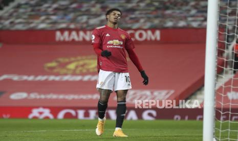 Reaksi pemain Manchester United Marcus Rashford setelah kehilangan kesempatan dalam pertandingan sepak bola Liga Premier Inggris antara Manchester Utd dan Wolverhampton Wanderers di Stadion Old Trafford di Manchester, Inggris, Selasa, Desember. 29, 2020.