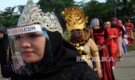 Petugas Dinas Pariwisata Kota Medan mengenakan pakaian adat berbagai etnis saat akan mengikuti deklarasi kampanye pariwisata, di Lapangan Merdeka, Medan, Sumatera utara. Deklarasi tersebut guna kesiapan industri pariwisata Kota Medan di era adaptasi kebiasaan baru dengan menerapkan kebersihan, kesehatan, keselamatan dan keberlangsungan lingkungan (K4). 